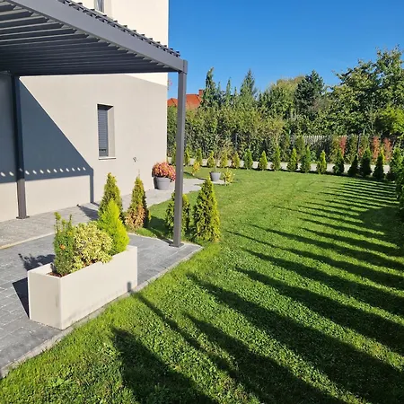 Aleja Ogrodowa Z Jacuzzi Lägenhet Pieszyce